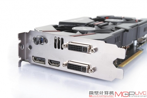 七彩虹依旧为iGame GTX 970烈焰战神U保留了iGame家族式的一键超频设计按钮，能让显卡在公版和非公版频率之间快速切换。