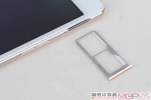 OPPO R7采用纵排的双卡单卡槽设计，可以支持micro SIM卡和nano SIM卡。其中nano SIM卡位采用与或卡槽设计，可用于大128GB TF卡存储扩展。