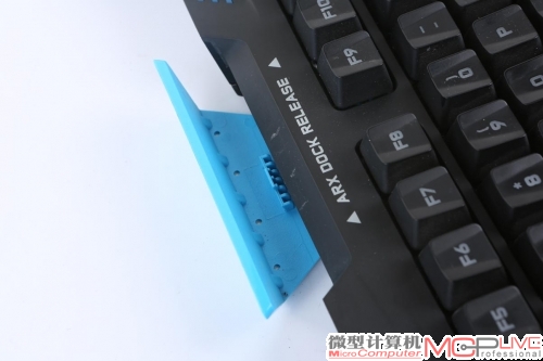 G910设有支架，玩家们可以将下载了相关APP的手机放置在支架上，用来实时监控PC的资源占用或者快速对G910进行相关游戏设置。